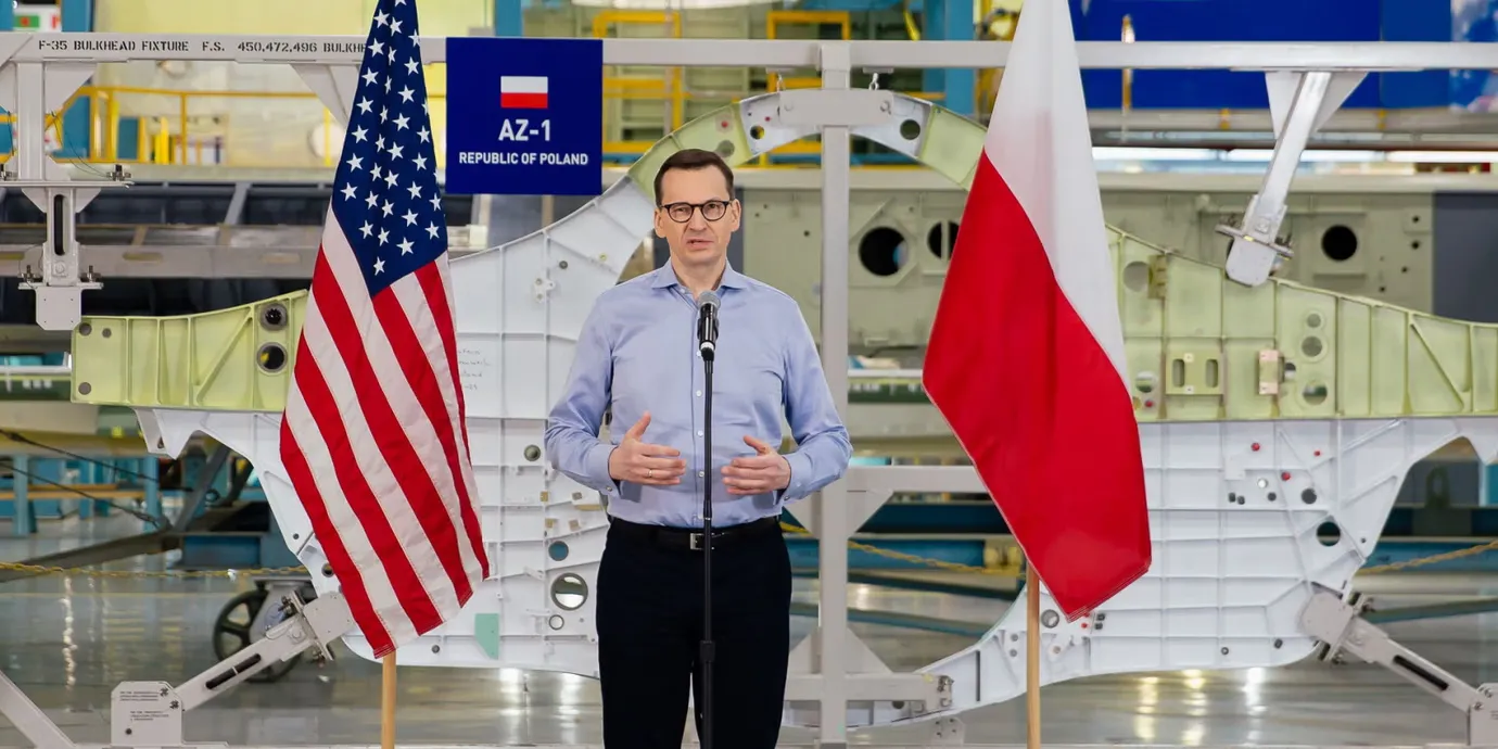 12 kweitnia 2023 roku premier Mateusz Morawiecki odwiedził zakłady Lockheed Martin w Marietta w stanie Georgia. Widoczna z tyłu wręga kadłubowa (ang. center fuselage wing assembly) pierwszego polskiego F-35 o numerach AZ-01.