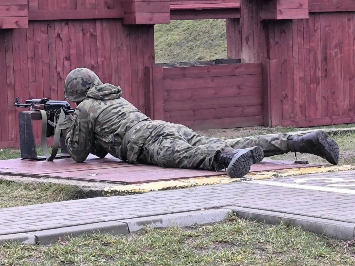 Żołnierz rezerwy w czasie ćwiczenia strzeleckiego. Widoczny na głowie hełm to wz. 67. Stalowe hełmy nadal są używane w armii, mimo, że wprowadzono je do użycia ponad pół wieku temu.