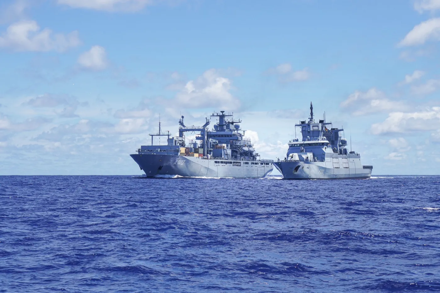 Fregata Baden-Württemberg (F222) typu F125 wraz z zaopatrzeniowcem Frankfurt am Main (A1412) typu Berlin w trakcie ćwiczeń RIMPAC 2024. To największe morskie ćwiczenia świata.