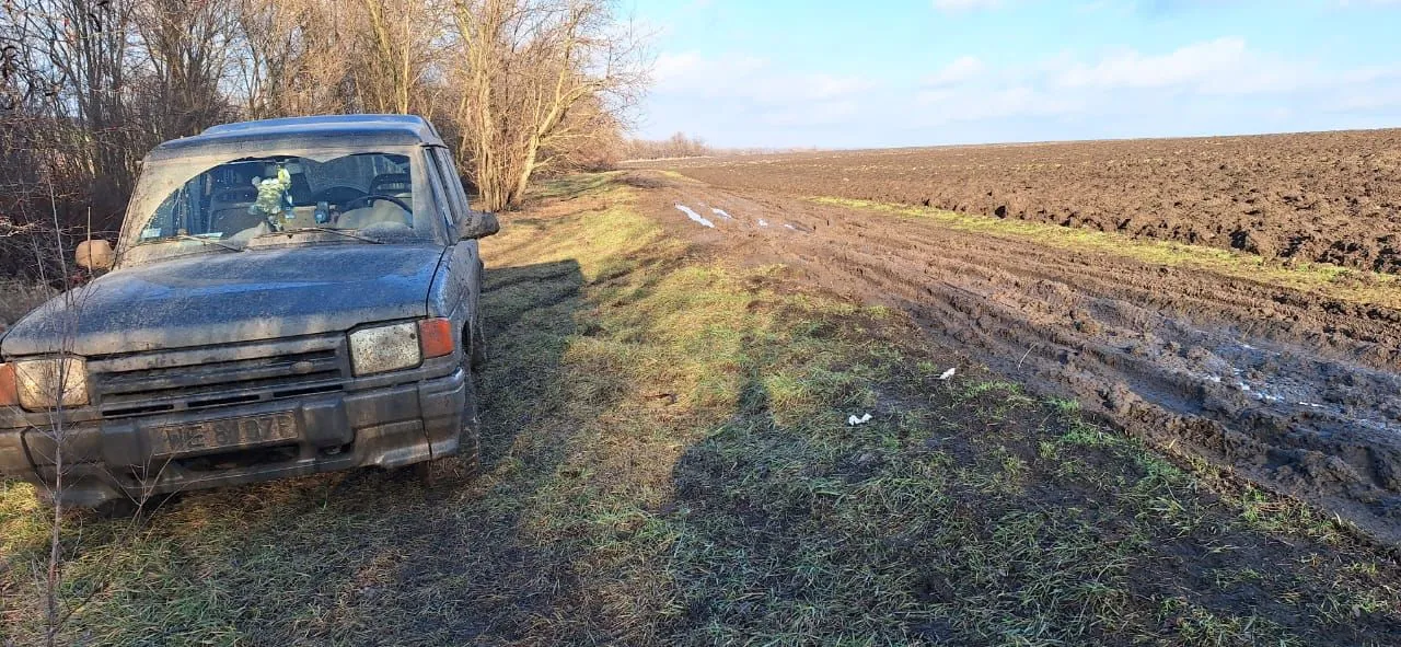 Land Rover Discovery w okolicach miejscowości Robotyne. Na Ukrainie samochody terenowe narażone są nie tylko na trudne warunki terenowe ale także ostrzał ze strony przeciwnika.