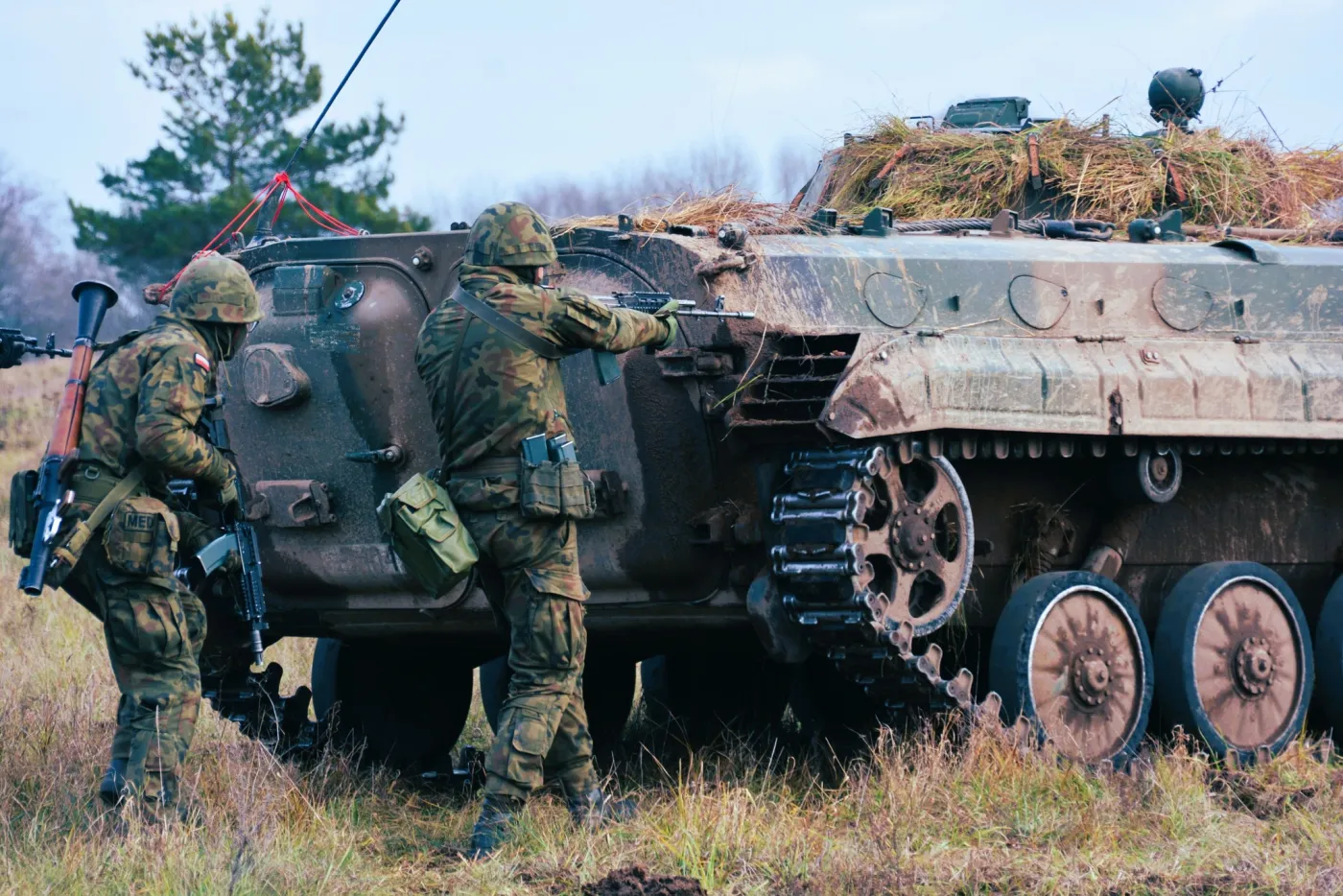 Opublikowane 18 listopada 2023 roku na profilu 20. Brygady Zmechanizowanej zdjęcie przedstawie dwóch żołnierzy w hełmach wz. 67. Hełmy te, obok widocznego BWP-1, są symbolami zacofania Wojska Polskiego.