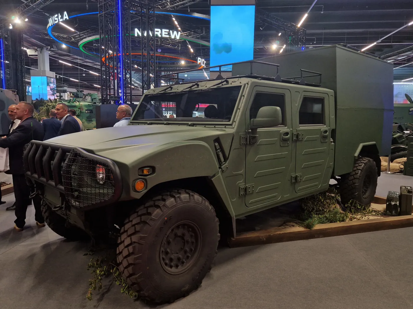 Pojazdy Legwan mogą służyć nie tylko jako lekkie pojazdy rozpoznawcze, ale również wozy dowodzenia czy karetki. Na zdjęciu widzimy rozbudowaną wersję, którą zaprezentowano podczas MSPO 2024 w Kielcach.