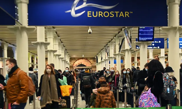 Koronawirus w Wielkiej Brytanii. Tłumy londyńczyków próbowały opuścić stolicę