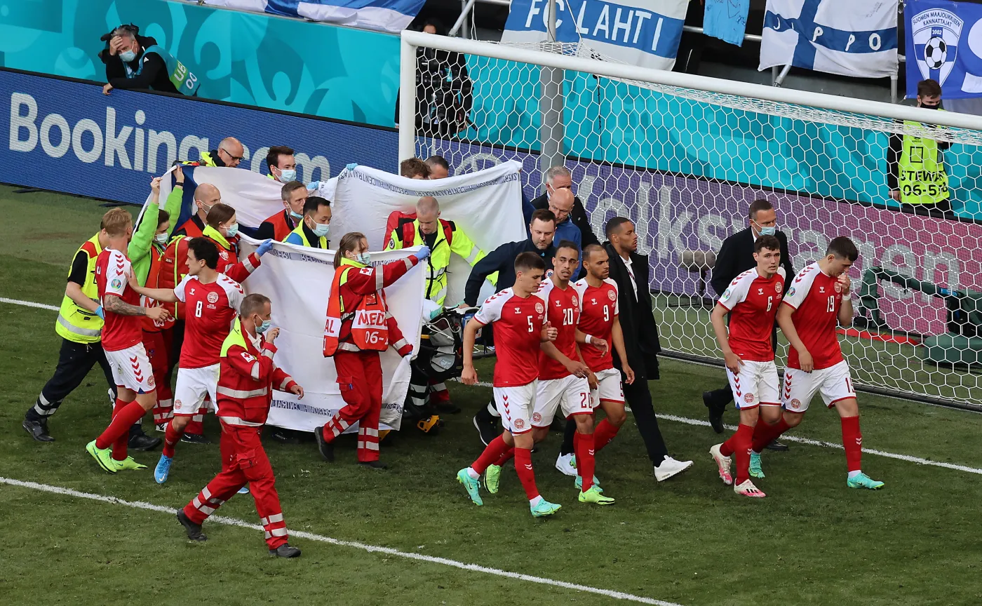 Duński piłkarz zasłabł podczas meczu z Finlandią. UEFA: Został przetransportowany do szpitala, a jego stan jest stabilny