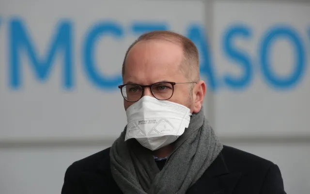 Posłowie KO: Zanim Cieszyński wróci do rządu, niech MZ wyjaśni sprawę zakupu respiratorów