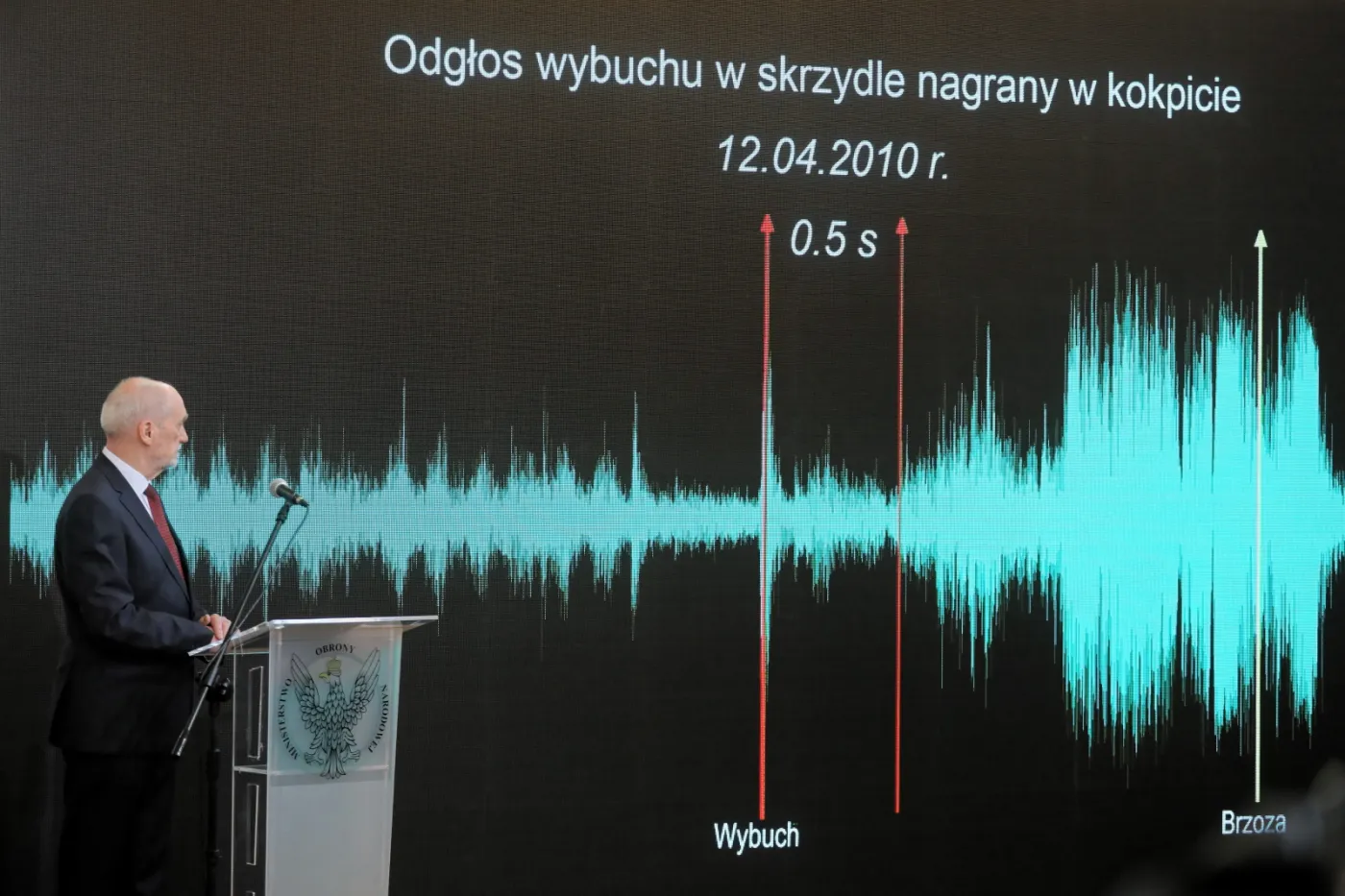 Przewodniczący podkomisji Antoni Macierewicz podczas konferencji prasowej Podkomisji ds. Ponownego Zbadania Wypadku Lotniczego pod Smoleńskiem.