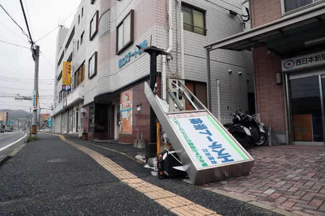 Uderzenie tajfunu w Japonii: Dwie ofiary śmiertelne, 70 rannych