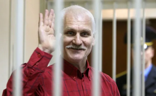 Aleś Bialacki. Kim jest laureat Pokojowej Nagrody Nobla? [SYLWETKA]