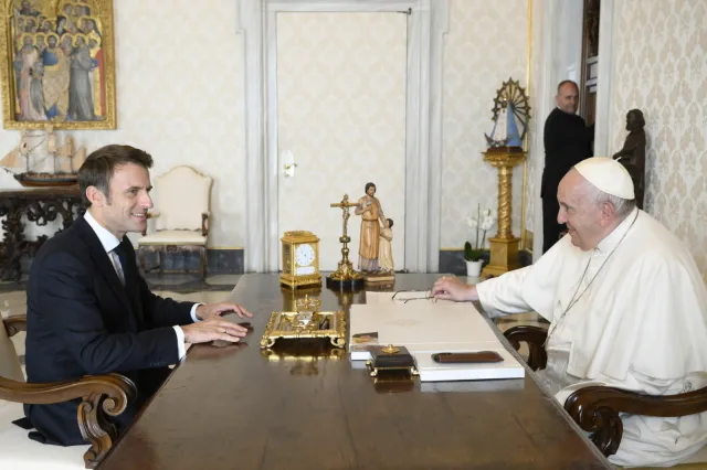 Macron podarował papieżowi książkę z pieczątka polskiej czytelni we Lwowie. MKiDN bada sprawę