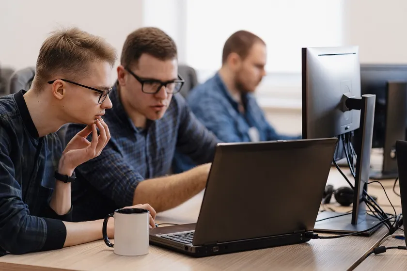 Tendencje w branży nowych technologii. Co czeka zatrudnionych w IT w 2023 roku?