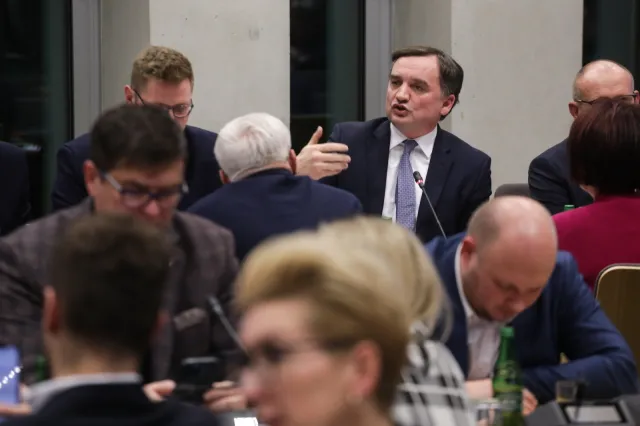 Gorąca debata nad wotum nieufności dla Ziobry. "Spoceni biegacie po obcych stolicach domagając się wsparcia w ataku"