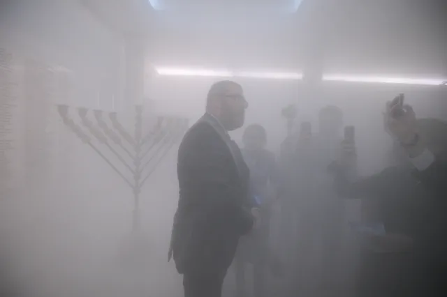 Exposé w cieniu skandalu. Poseł Braun zgasił gaśnicą świece chanukowe