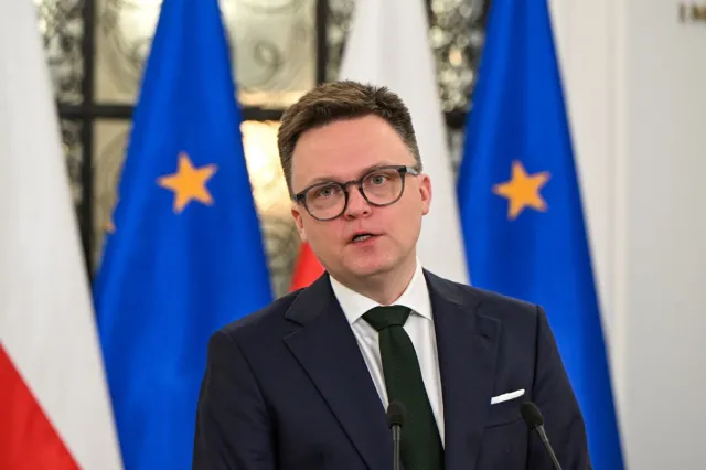 Hołownia czeka na jasny komunikat z SN ws. mandatu Wąsika