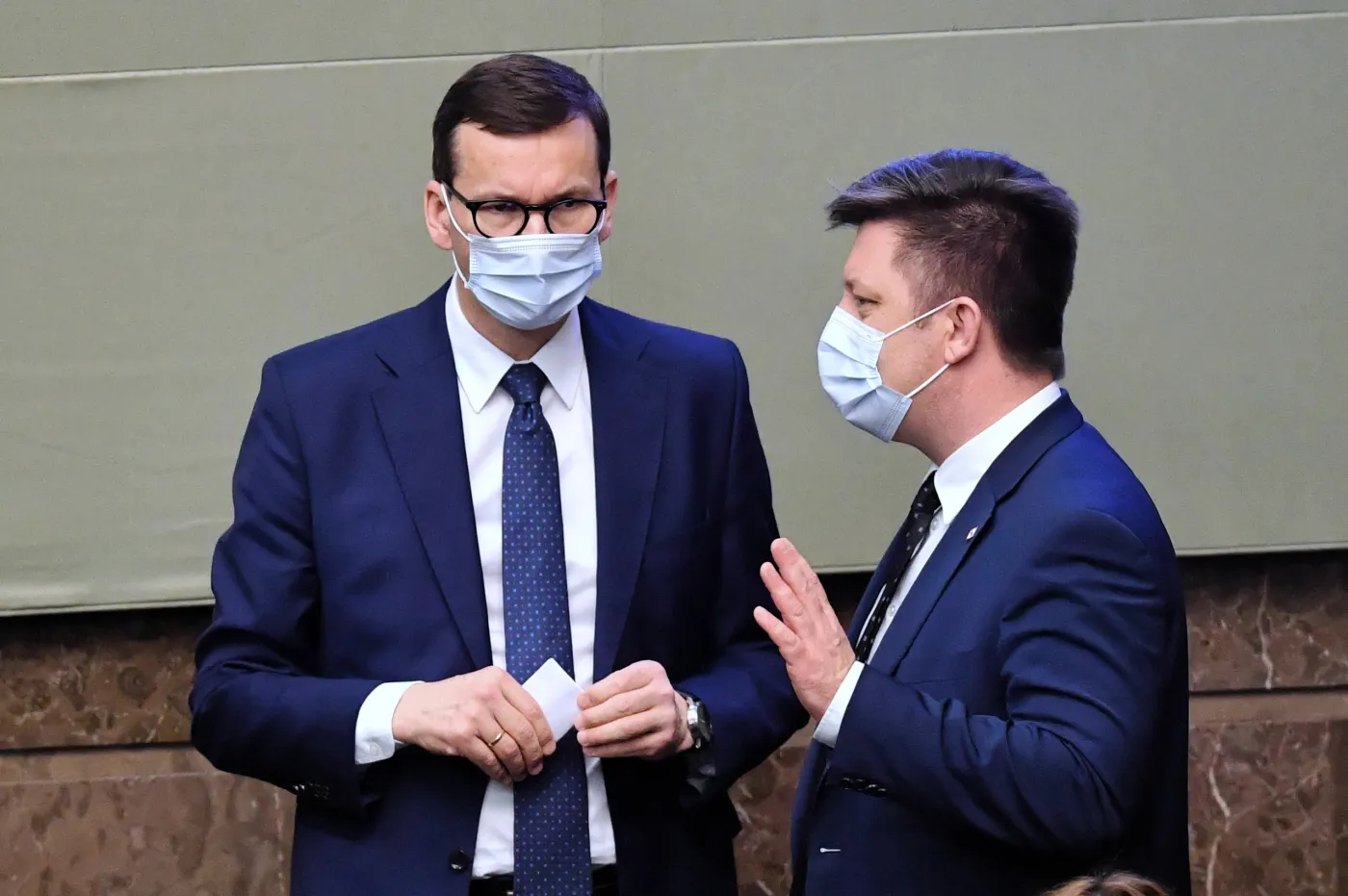 Zawiadomienie do prokuratury. Chodzi o Morawieckiego i Sasina