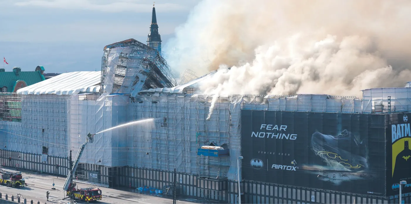 „Moment Notre Dame” w Kopenhadze. Pożar jednego z najstarszych zabytków