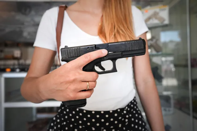 Pozwolenie na broń. Jakie dokumenty potrzebne, ile kosztuje?