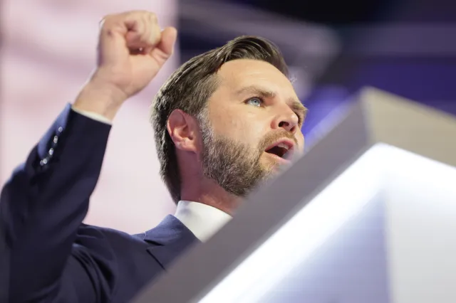 Konwencja Trumpa. Vance: Biden uczynił Amerykę słabszą i uboższą