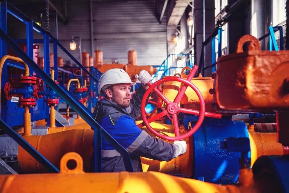 Gaz, Operator,,The,Operator,Anneals,The,Gas,Well,With,A
