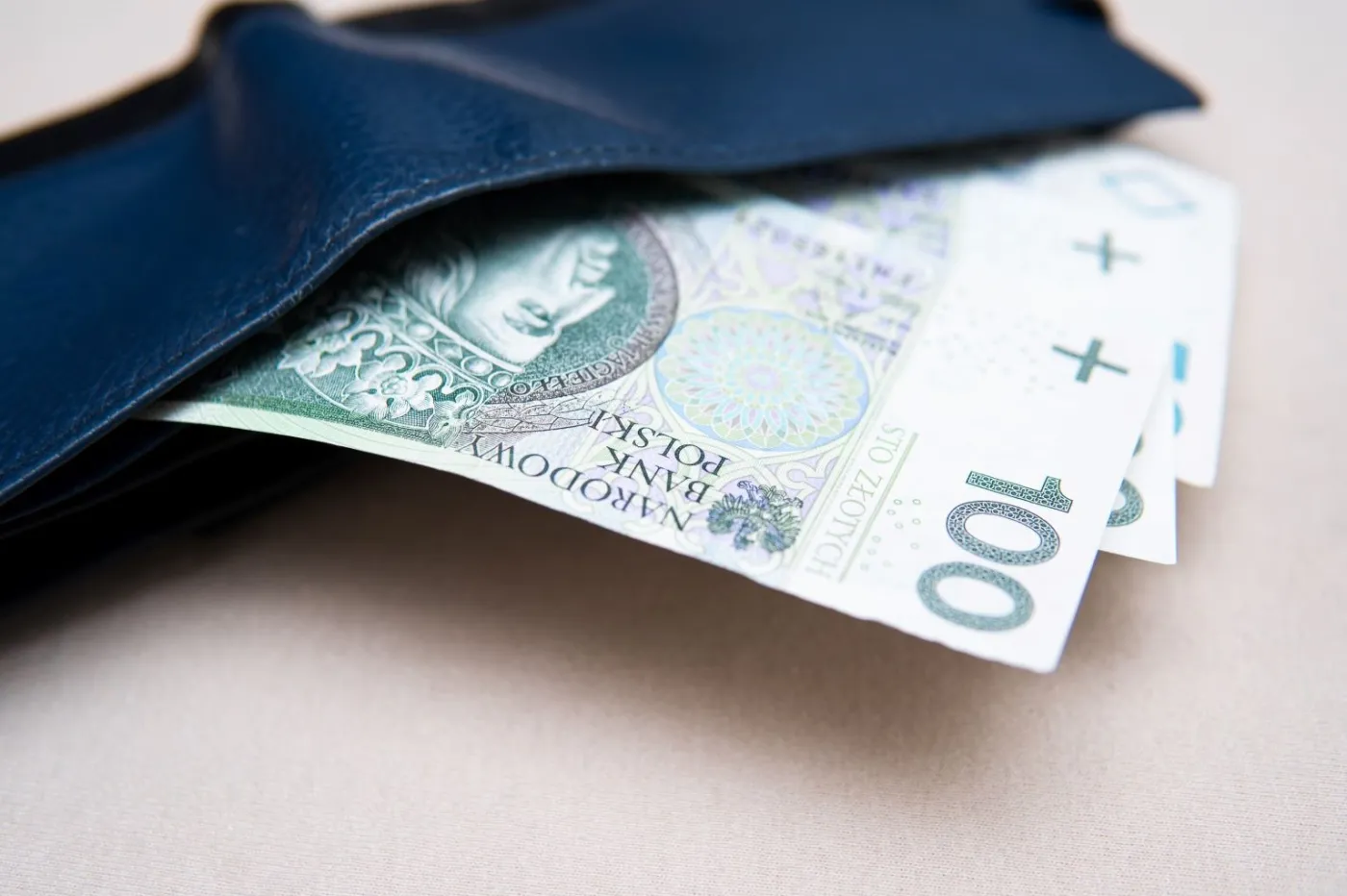 Wyprawka szkolna 300 plus 2026. Kiedy wypłata 300 plus po otrzymaniu decyzji? Od jakiego wieku przysługuje świadczenie? Do kiedy ZUS przyjmuje wnioski?