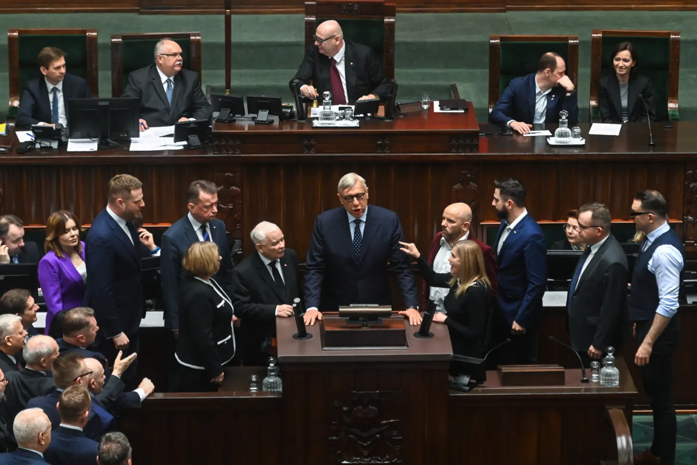 Kaczyński i Arent ukarani. Awantura z Giertychem będzie kosztowała posłów PiS połowę uposażenia
