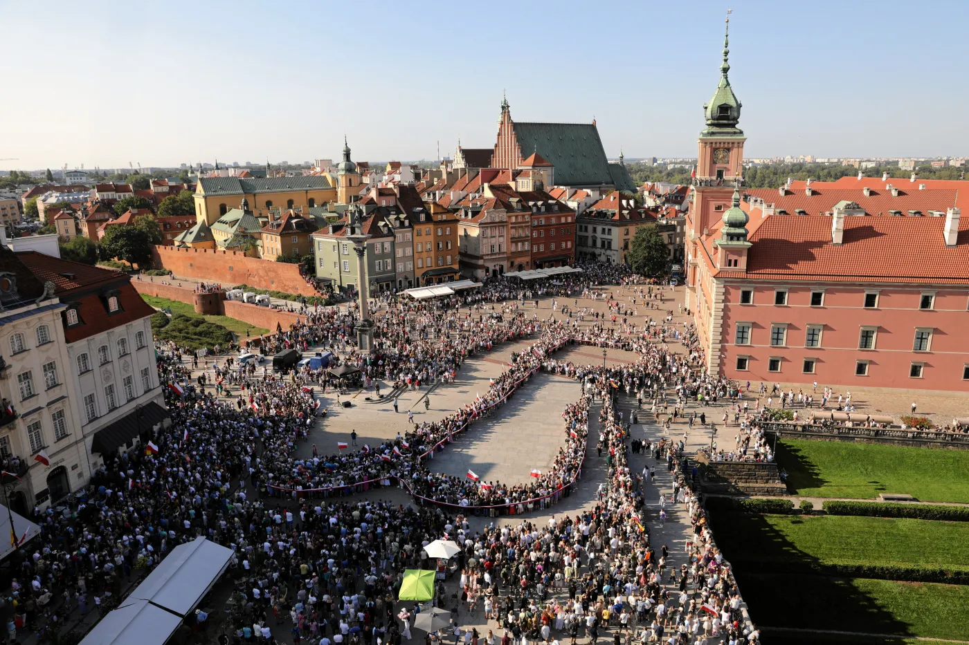 Tworzenie symbolu Polski Walczacej na placu Zamkowym w Warszawie
