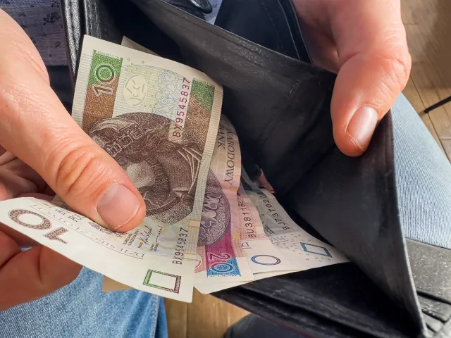 Biedny jak Polak?  Większość Polaków żyje od wypłaty do wypłaty [RAPORT]