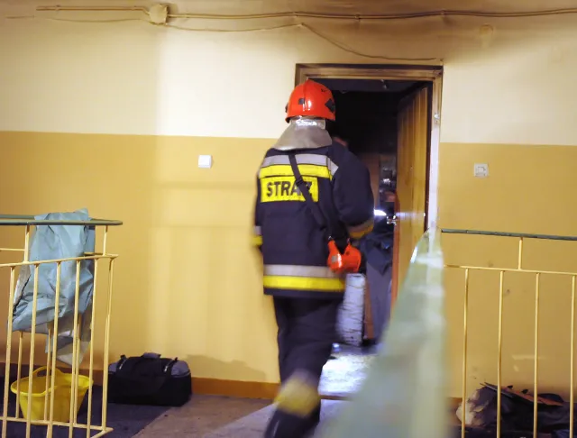 Sąsiad gromadzi odpady i powoduje ryzyko pożaru i chorób? Ministerstwo podpowiada, jak sobie z nim poradzić