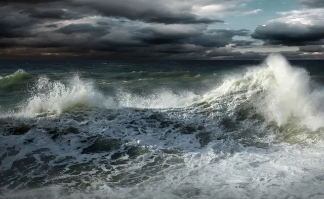 Trąby wodne nad Bałtykiem, w wielu częściach Polski silny wiatr. IMGW ostrzega 8 województw