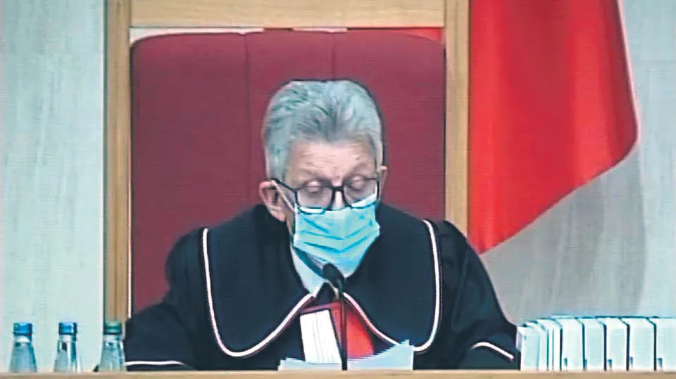 Trybunał uchyla uchwałę. Gersdorf zawiesza izbę
