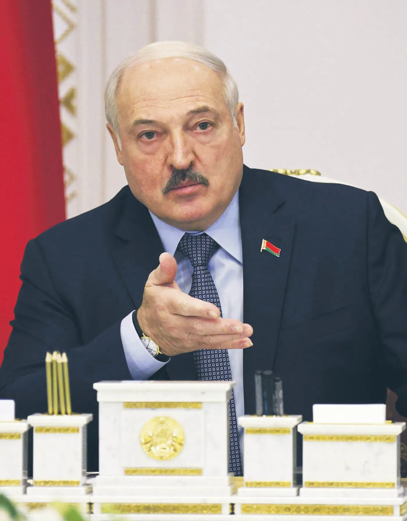 Łukaszenka woli walczyć z maseczkami niż z pandemią