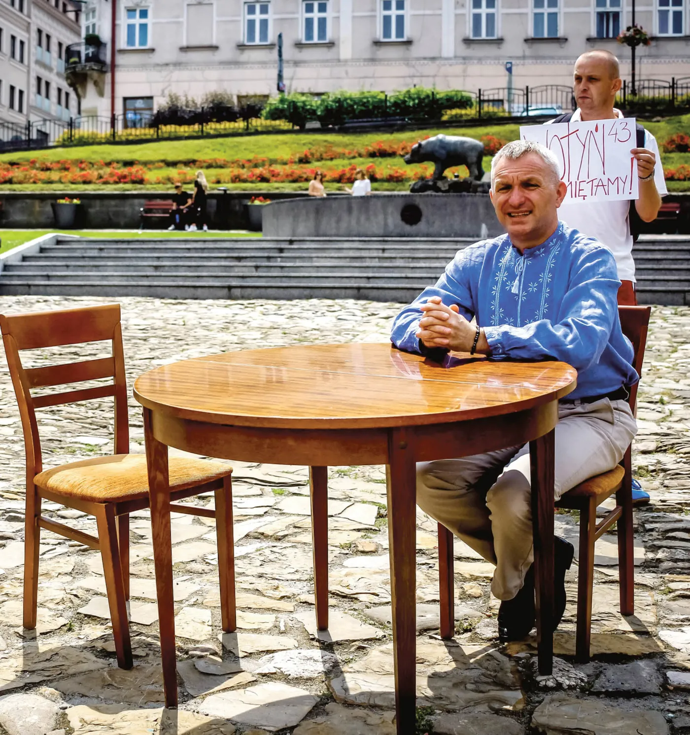 Piotr Tyma prezes Związku Ukraińców w Polsce, historyk, publicysta, członek komisji wspólnej rządu i mniejszości narodowych, odznaczony przez prezydenta Polski Bronisława Komorowskiego i prezydenta Ukrainy Wiktora Juszczenkę za działania na rzecz dialogu polsko-ukraińskiego i zachowania tożsamości społeczności ukraińskiej w Polsce