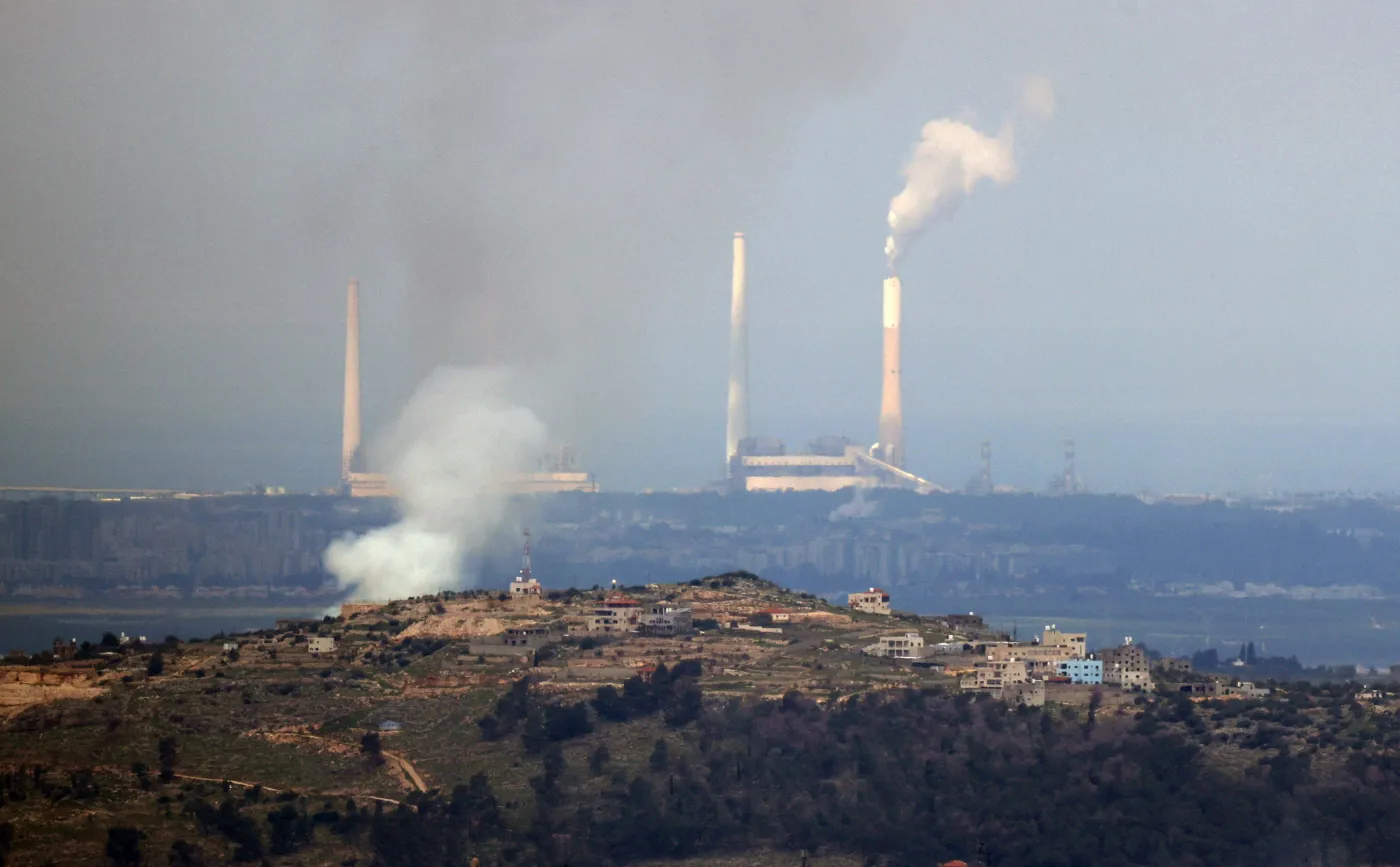 Dym unosi się po tym, jak pocisk spadł na teren pomiędzy Zachodnim Brzegiem a izraelskim miastem Hadera, widoczny z miasta Nablus na Zachodnim Brzegu, 26 marca 2026 roku. Izraelskie wojsko poinformowało, że wykryło wielokrotne fale rakiet balistycznych wystrzelonych z Iranu w kierunku Izraela przez całą poranną część dnia.