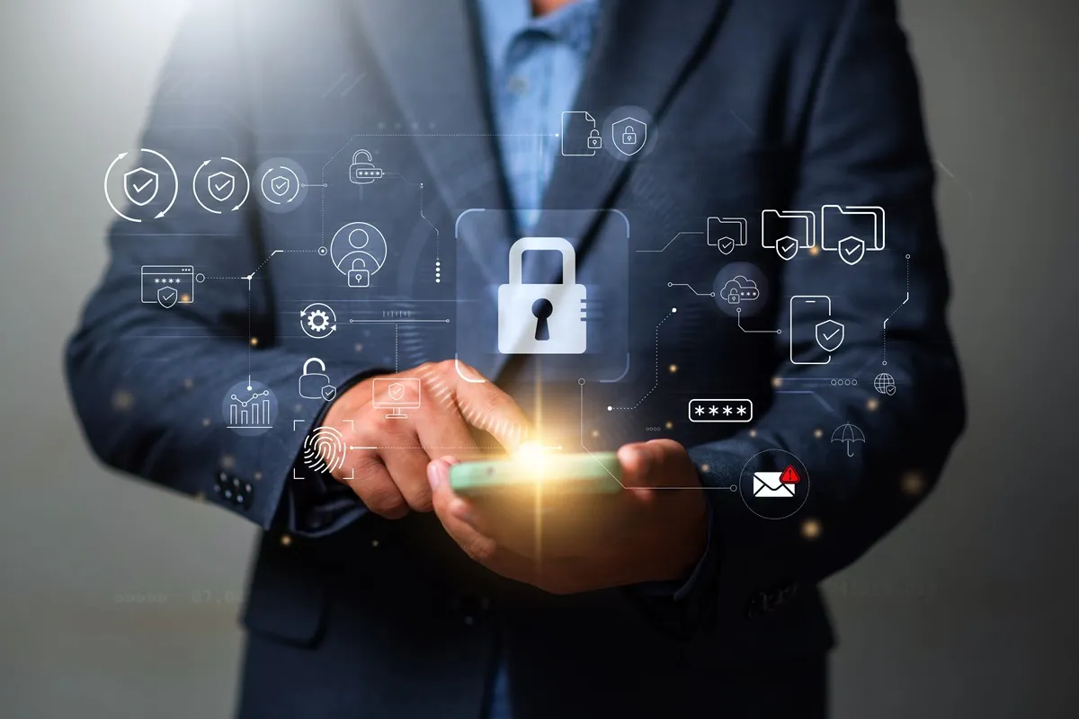 Mężczyzna korzystający z telefonu oraz grafika symbolizująca cyberbezpieczeństwo