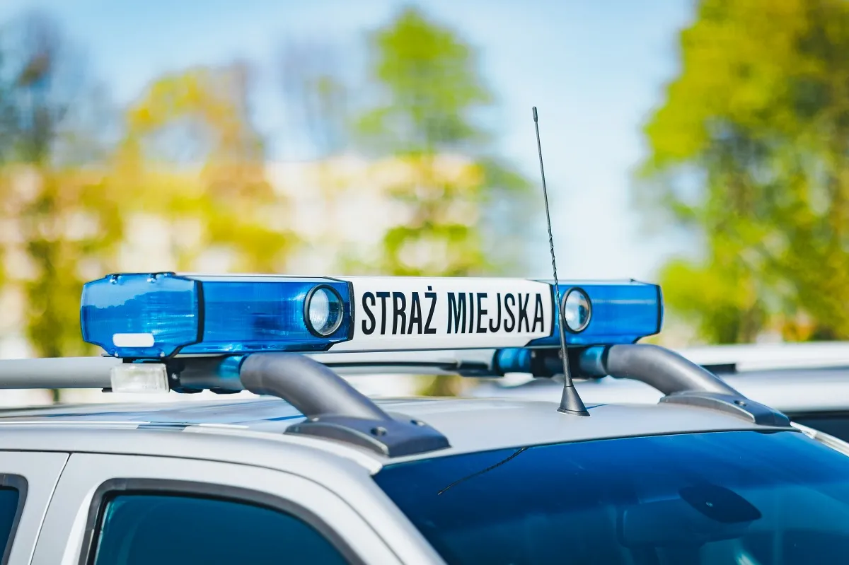 straż miejska strażnicy miejscy radiowóz na bombach