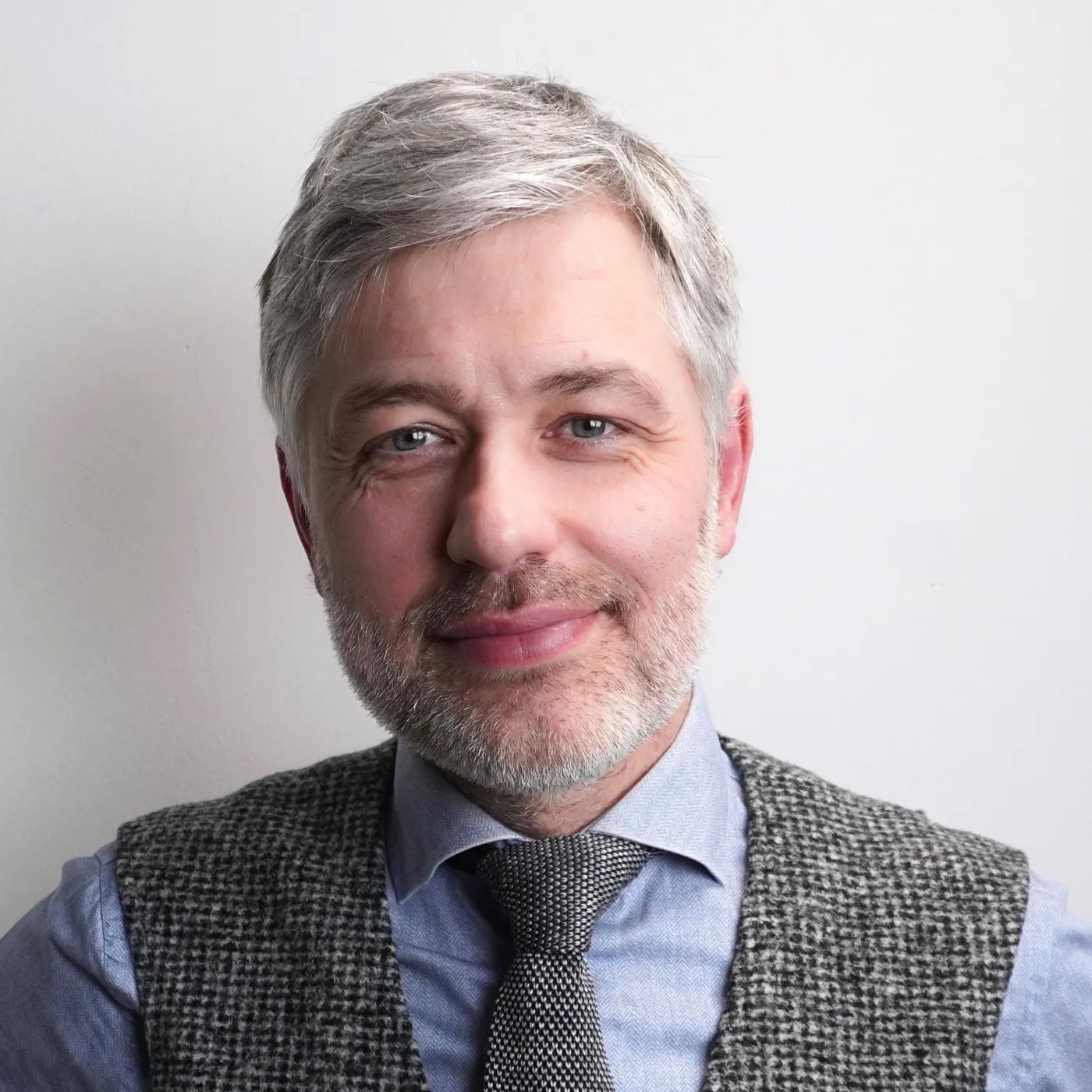 dr hab. Jarosław Kuisz – historyk państwa i prawa, publicysta, obserwator polityki, redaktor naczelny „Kultury Liberalnej”, związany z Uniwersytetem Oksfordzkim. Autor książek o współczesnej Polsce, w tym „Strach o suwerenność” oraz „The Endangered States”