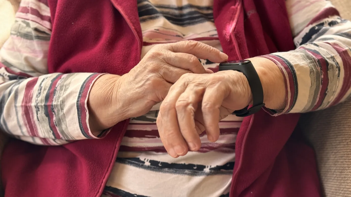 Darmowa opaska dla seniora w 2026 r. Może wezwać pomoc po jednym kliknięciu. W wielu gminach został ostatni moment