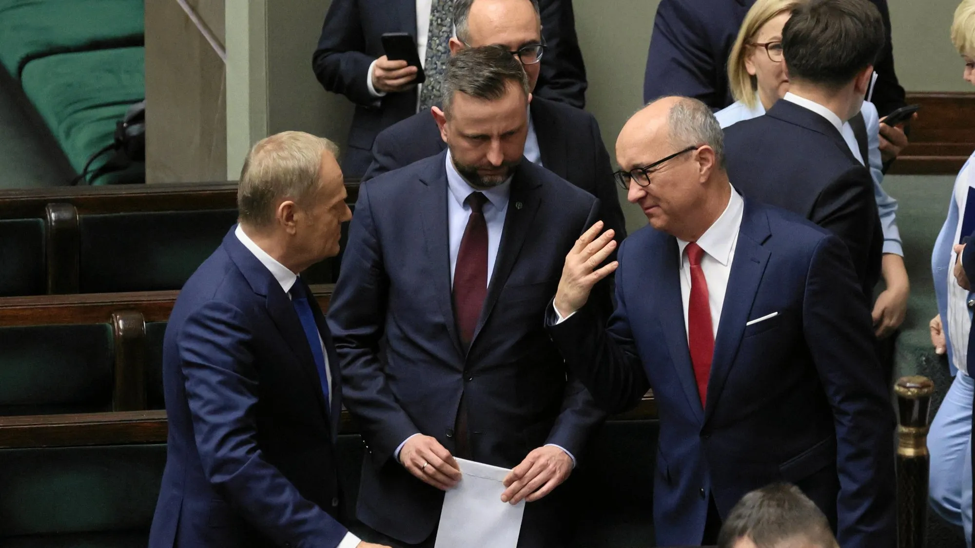 Które partie odnotowały wzrost poparcia, a które straciły głosy wyborców? Najnowszy sondaż