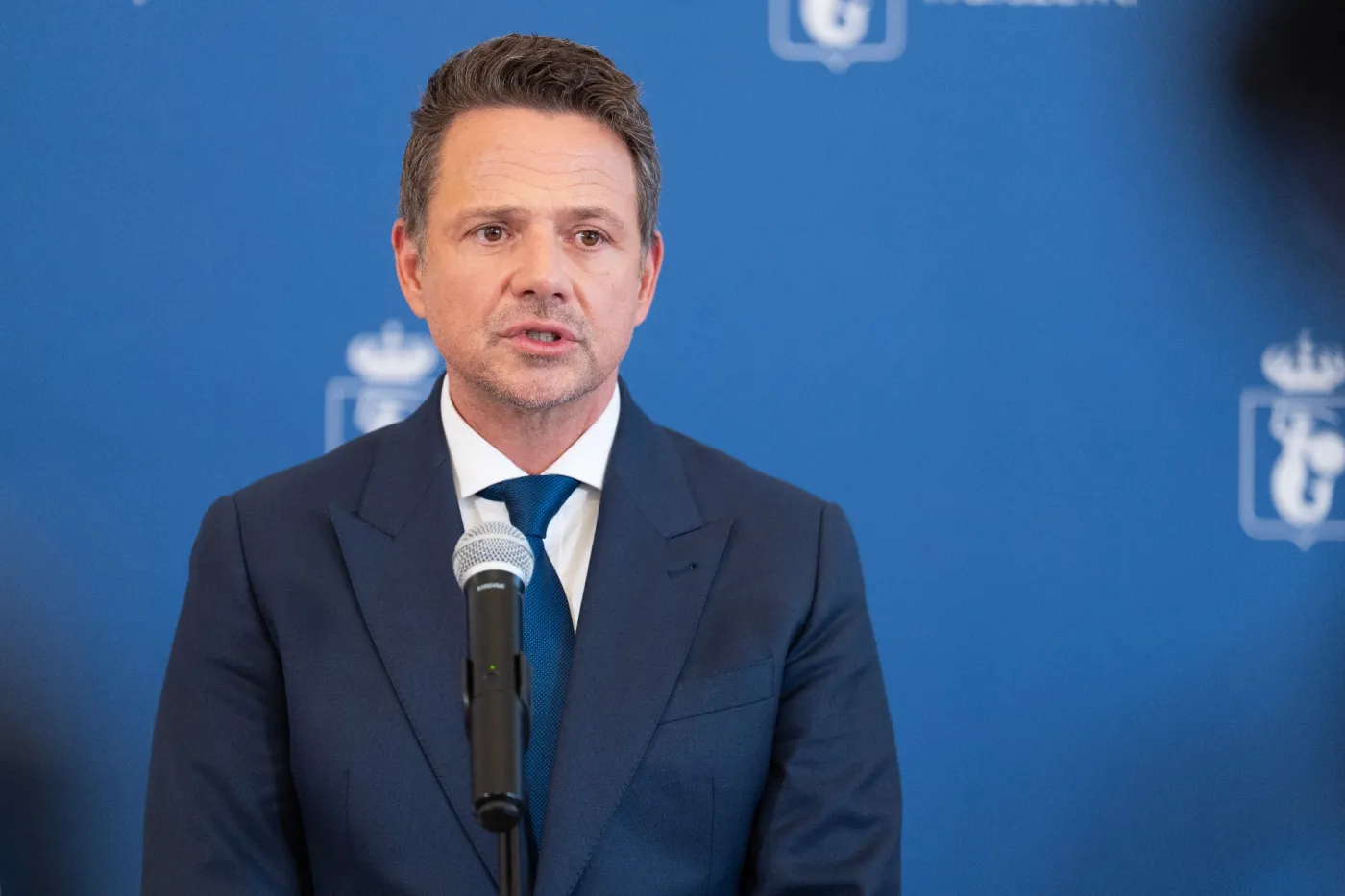 Warszawa 14.05.2026 Przezydent Warszawy Rafał Trzaskowski i posłanka KO Dorota Łoboda (L) podczas konferencji prasowej w Urędzie m.st Warszawy. Konferencja dotyczyła transkrypcji aktu małżeństwa osób jednej płci. Fot. Wojtek Górski