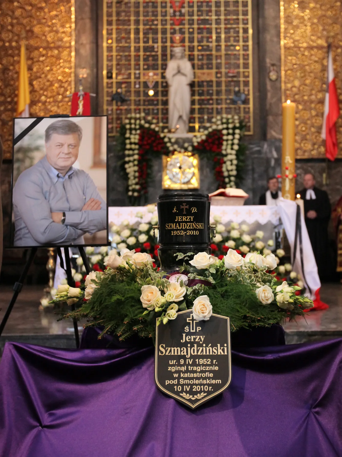 Urna z prochami podczas uroczystości pogrzebowych wicemarszałka Sejmu Jerzego Szmajdzińskiego Fot. PAP/Paweł Supernak