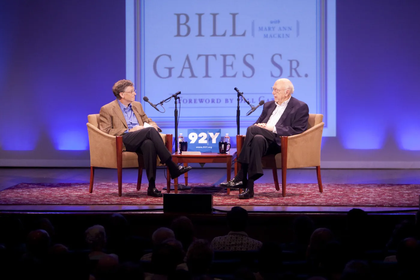 Bill Gates, Microsoft Corp. (po lewej), rozmawia ze swoim ojcem Bill'em Gates'em Seniorem, podczas imprezy w "92nd Street Y" w Nowym Jorku, USA