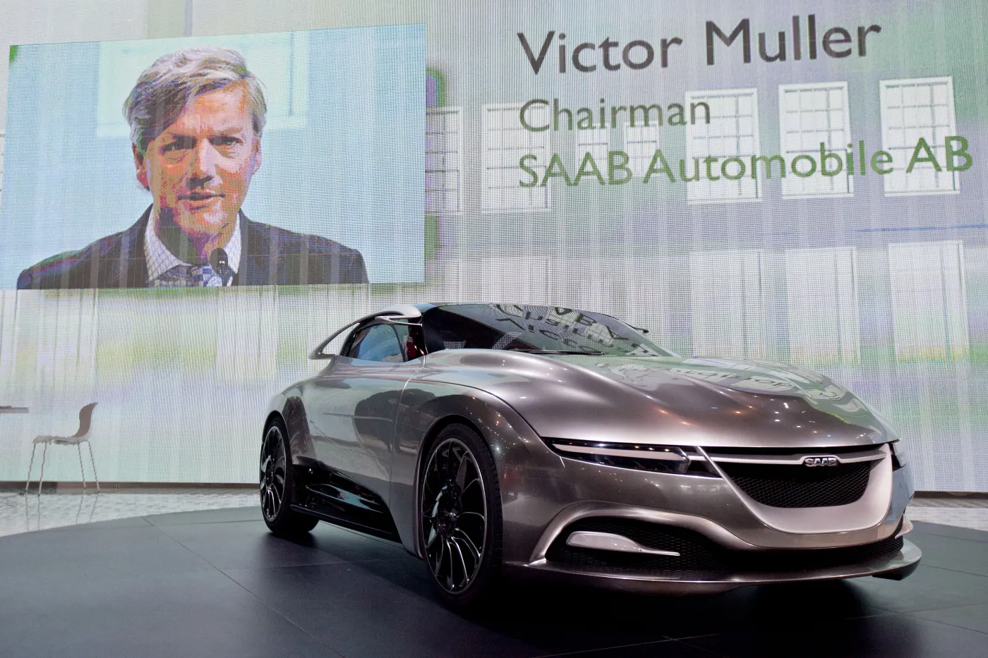 Victor Muller, dyrektor generalny Saab Automobile AB, przemawia na ekranie, obok pojazd koncepcyjny PhoeniX Saab na New York International Auto Show (NYIAS) w Nowym Jorku, USA