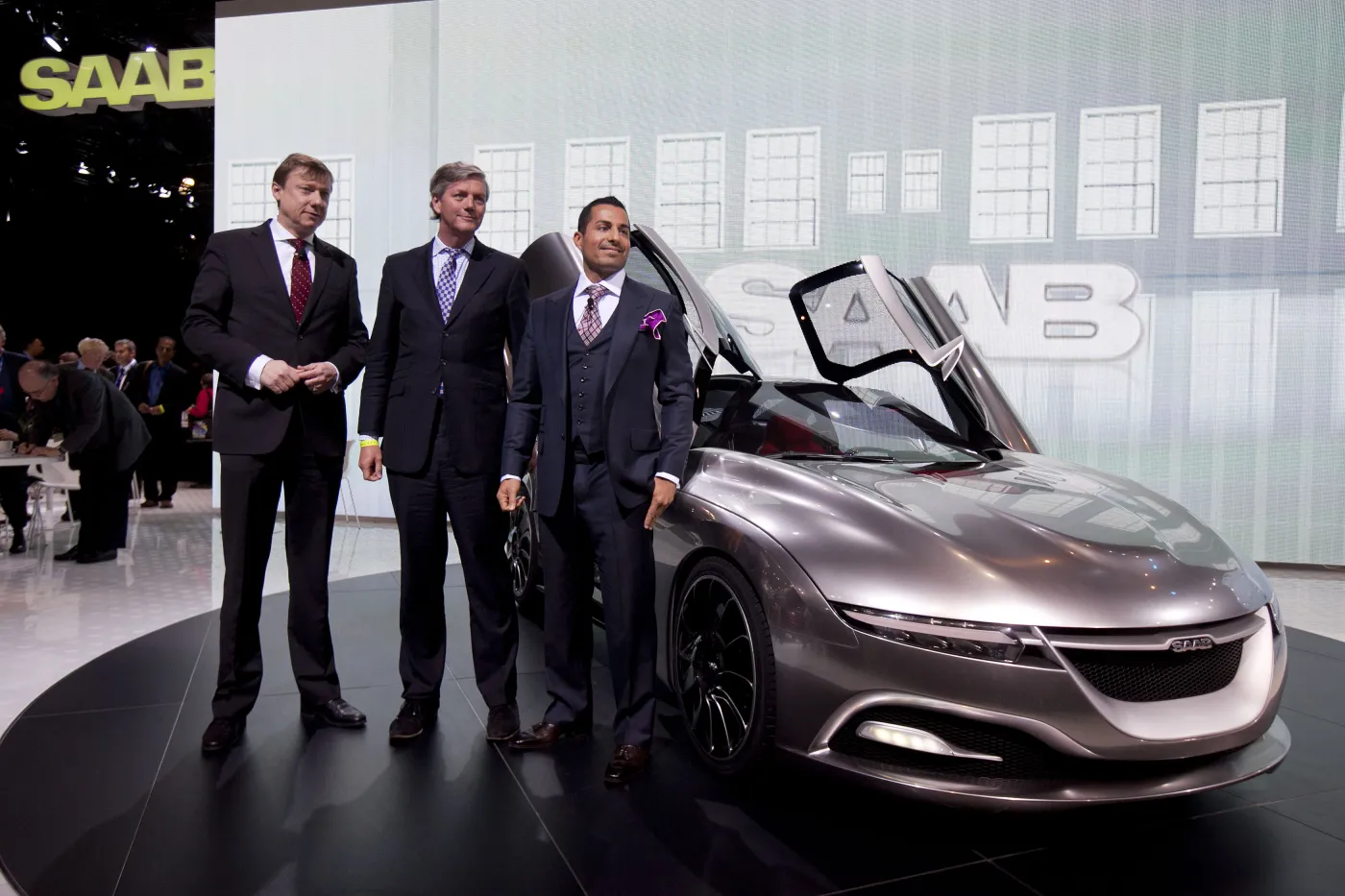 Matthias Seidl, wiceprezes ds. globalnej sprzedaży z Saab Automobile AB (po lewej), Victor Muller, dyrektor generalny Saab Automobile AB (w środku), Jason Castriota, projektant z firmy Saab (po prawej), na tle pojazdu koncepcyjnego PhoeniX Saab na wystawie New York International Auto Show (NYIAS) w Nowym Jorku, USA