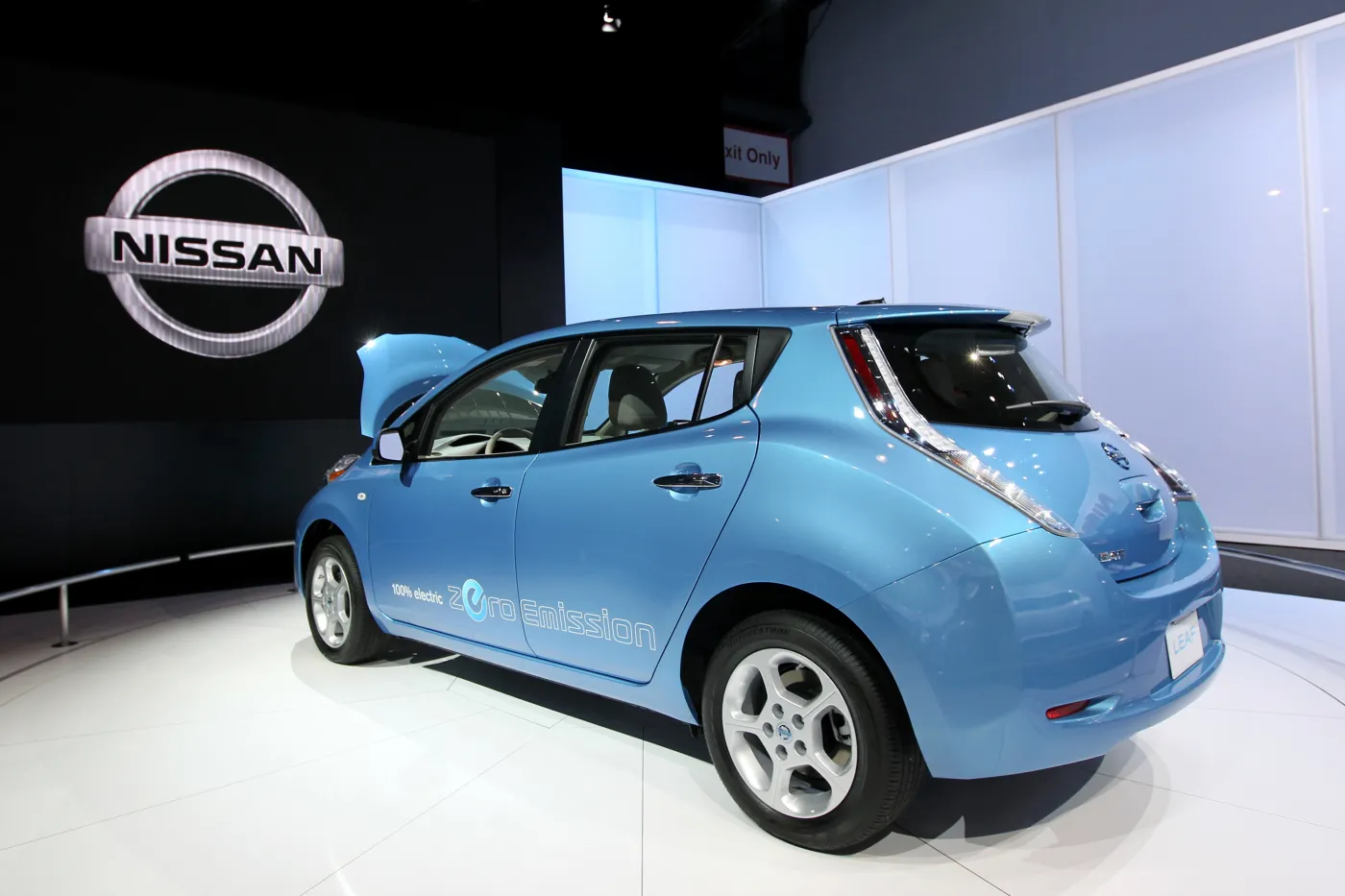 Nissan Leaf z elektrycznym napędem na wystawie w New York International Auto Show (NYIAS) w Nowym Jorku, USA