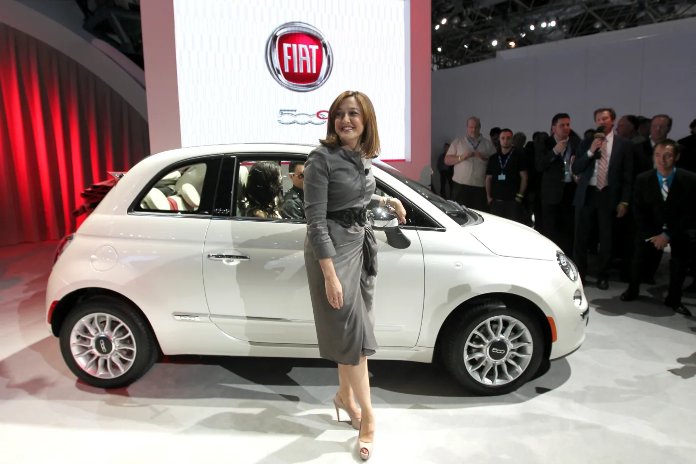 Laura Soave na tle Fiata SpA 500C cabrio zaprezentowanego podczas New York International Auto Show (NYIAS) w Nowym Jorku, USA