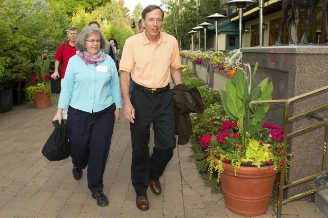 Nagła rezygnacja szefa CIA generała Petraeusa. Oficjalnie z powodu romansu