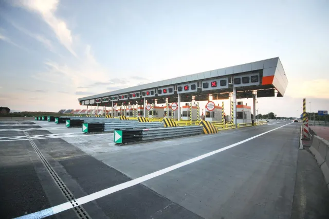 Karetki sforsowały bramkę na autostradzie A4. Wiozły ciężko rannych w wypadku