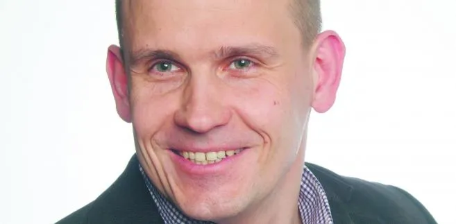 Pracownik ze smartfonem, koszty pod kontrolą 