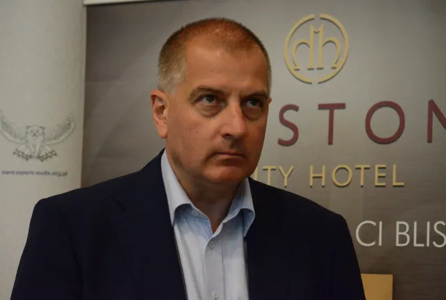 Prezydent Wrocławia wymusił pierwszeństwo i zderzył się z tramwajem. Ma złamaną miednicę