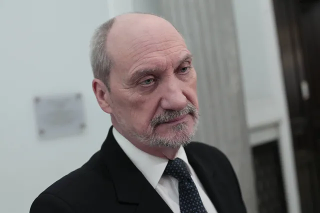 Macierewicz: Są dowody świadczące, że trzy osoby przeżyły katastrofę smoleńską