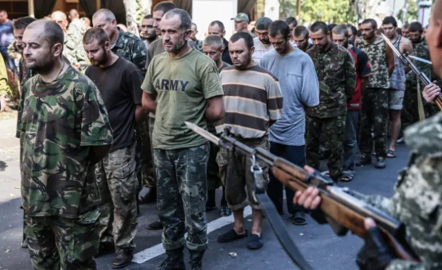 Pochód ukraińskich jeńców w Doniecku. Odpowiedź separatystów na defiladę w Kijowie